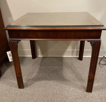 Load image into Gallery viewer, 26" L x 21" D x 22.5" Henredon Mahogany End Table (w/glass top)
