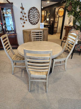 Load image into Gallery viewer, 48&quot; Kincaid &quot;Lindale&quot; Round w/ 20&quot; Leaf &amp; 4 Chairs (1Year Old) Purchased at Lazyboy
