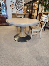 Load image into Gallery viewer, 48&quot; Kincaid &quot;Lindale&quot; Round w/ 20&quot; Leaf &amp; 4 Chairs (1Year Old) Purchased at Lazyboy
