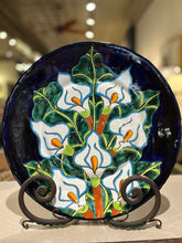 Load image into Gallery viewer, 15&quot; Hecho Mexican Folk Art Calla Lilly Plate w/ Stand
