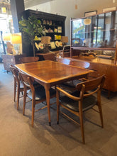 Load image into Gallery viewer, 61.5"L x 36"W x 29"H LANE Furniture "Acclaim" Dining Table w/ 6 Chairs &amp; 1 Leaf
